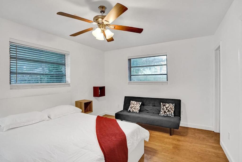 Biscayne deluxe unit 2br2bath free parking garden and BBQ photo