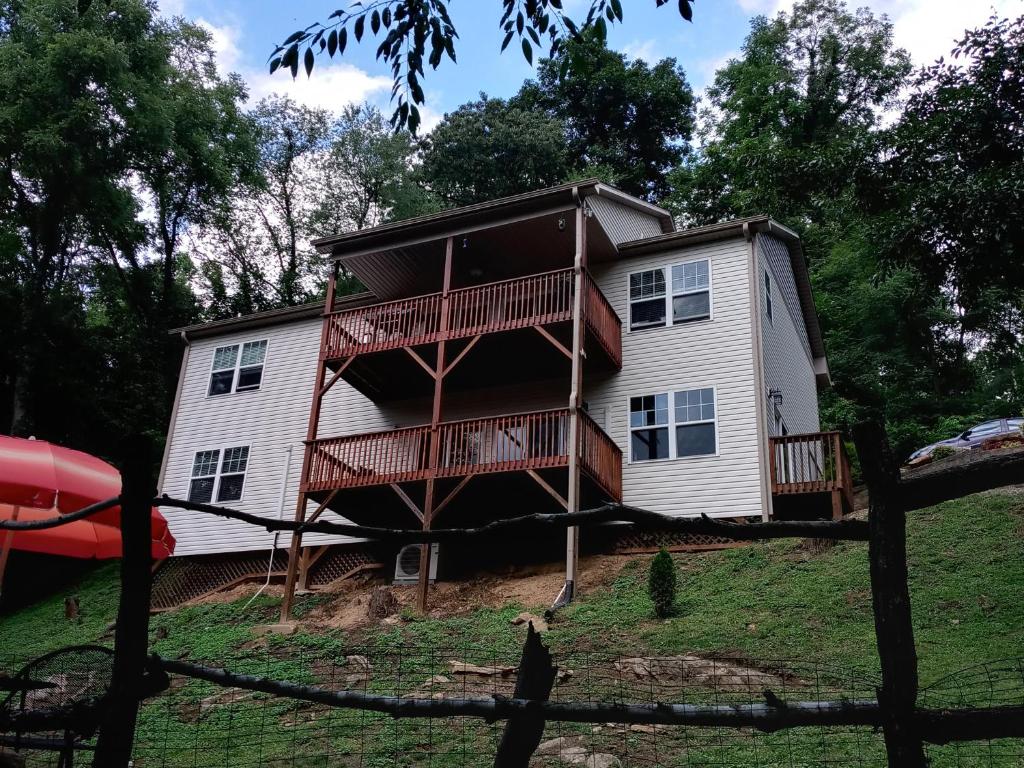 Tranquil Creekside Mountain View Getaway, Clyde