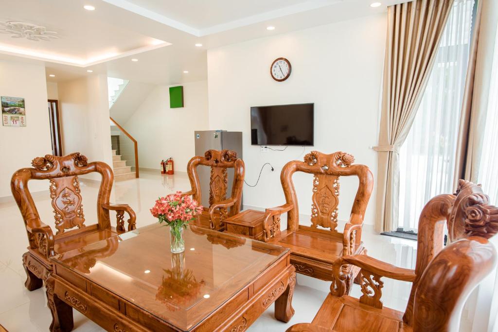 Shared lounge/TV area