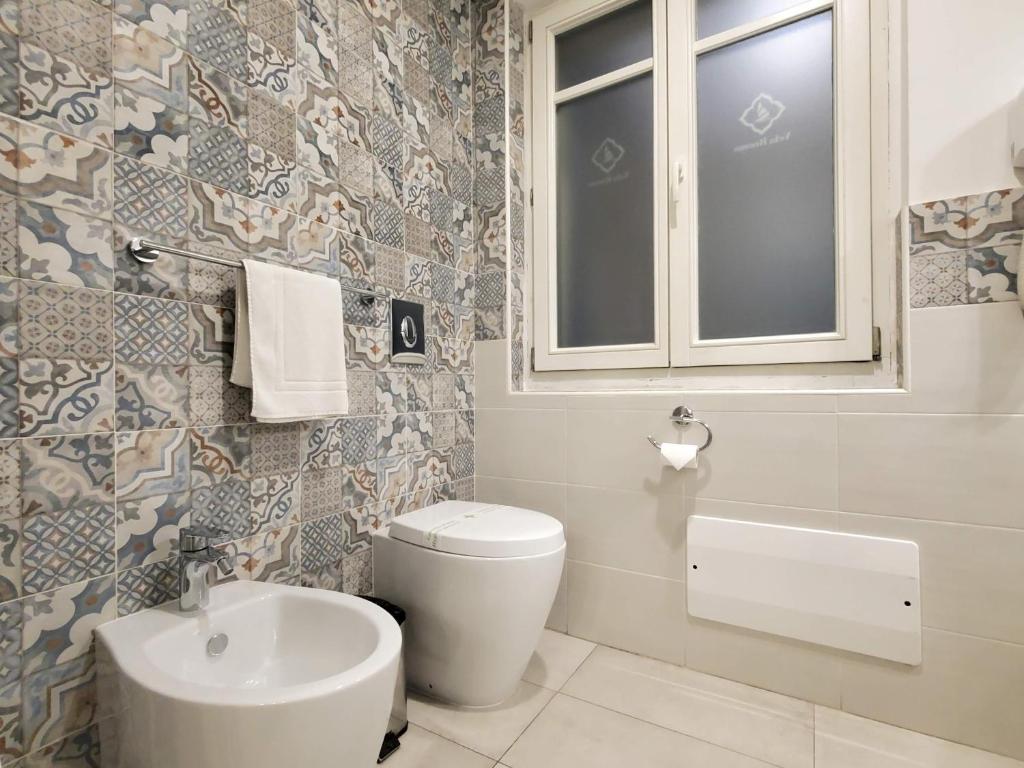 Bathroom, Vela Rooms in Cagliari