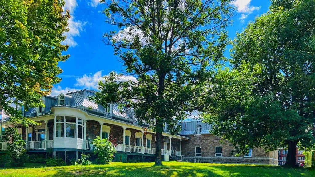 Auberge Le St-Alexis, hotel in La Baie