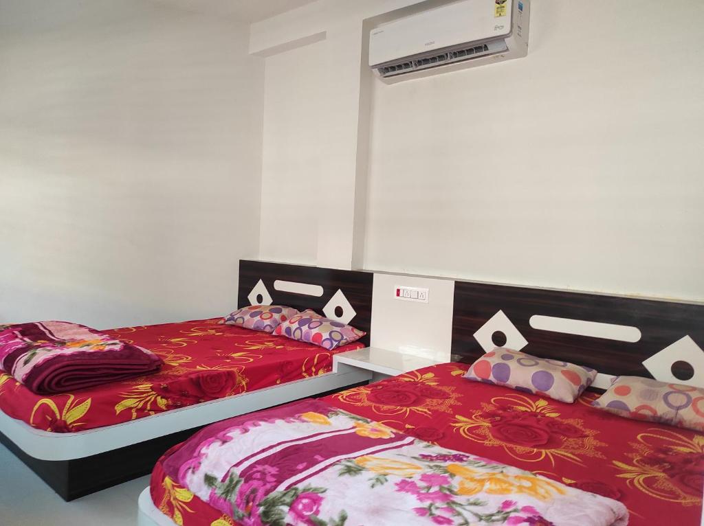 Varsha Room Service-kamal penter photo
