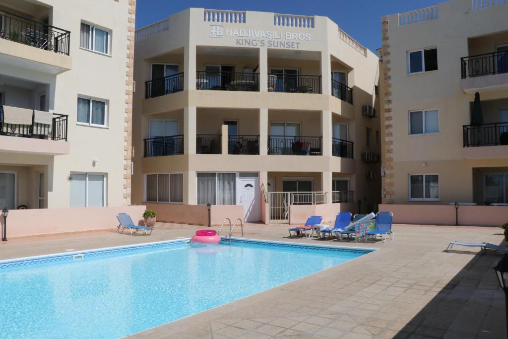 Sunset apartment with pool & 10 mins to Venus beach, Pafos