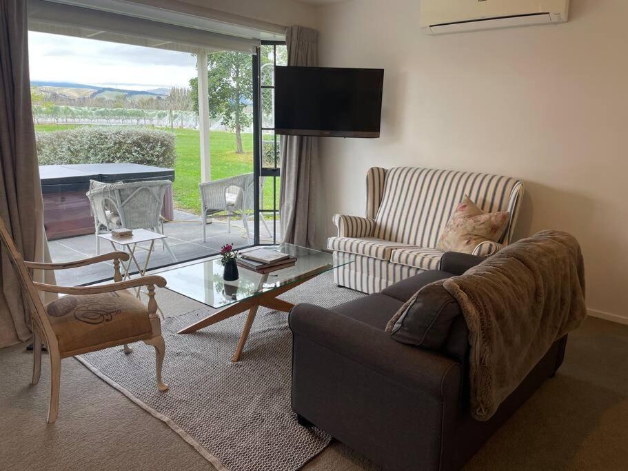 Cosy Cottage in the Vines photo