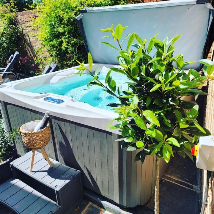 Executive Suite with Private HotTub, Full SkyTV in 600 Year Old Manor House, Saffron Walden