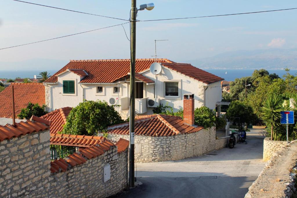 Apartments with parking space Supetar, Brac - 5662, Supetar