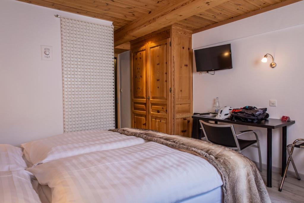 Hotel Alpina - Swiss Ski & Bike Lodge Grimentz photo