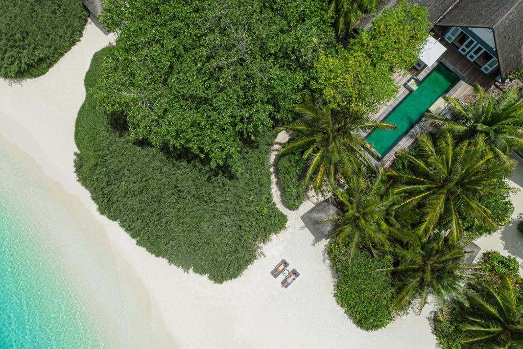 Four Seasons Resort Maldives at Landaa Giraavaru — Beach in Baa Atoll, Baa