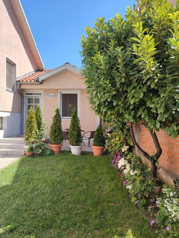 Flora Apartment photo
