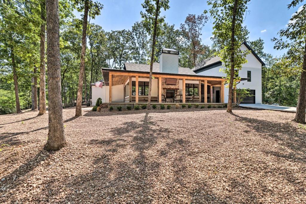 All-Encompassing Lakehouse with Modern Accents!, Fairfield Bay