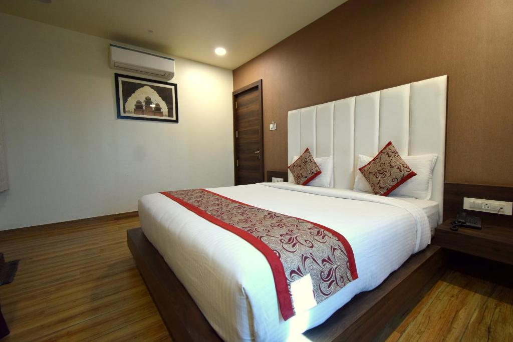 Hotel Fun Park Sanand photo