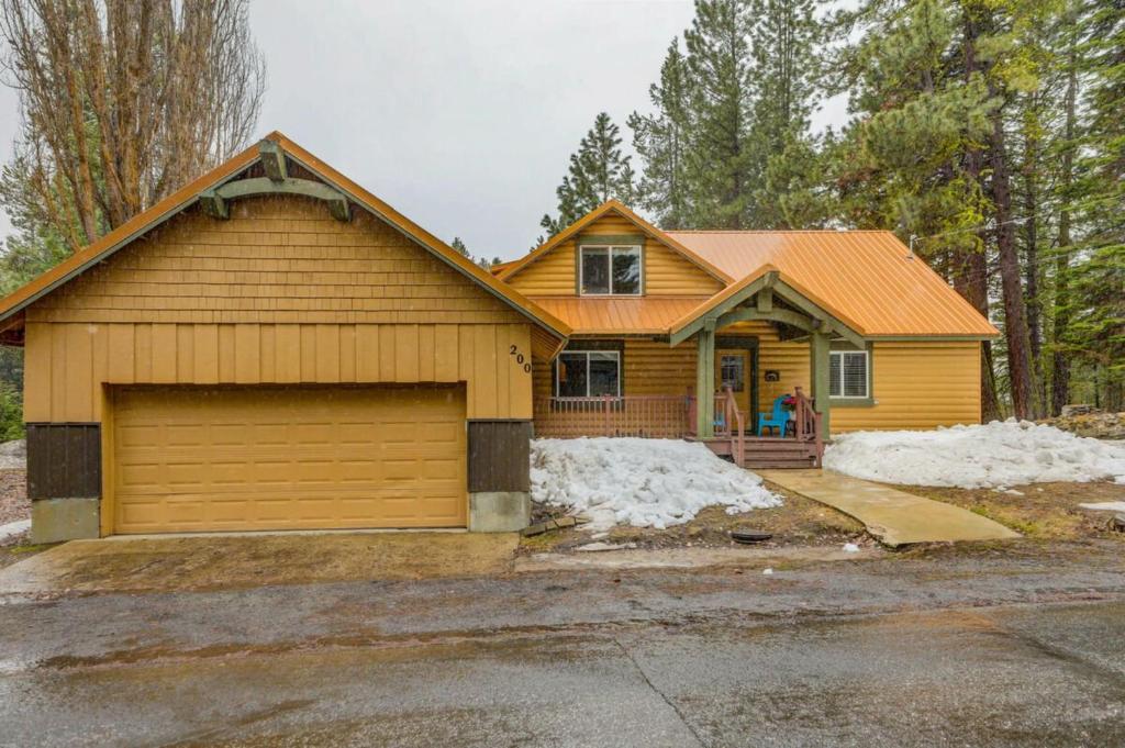 1 Particular Pine by Casago McCall - Donerightmanagement, McCall