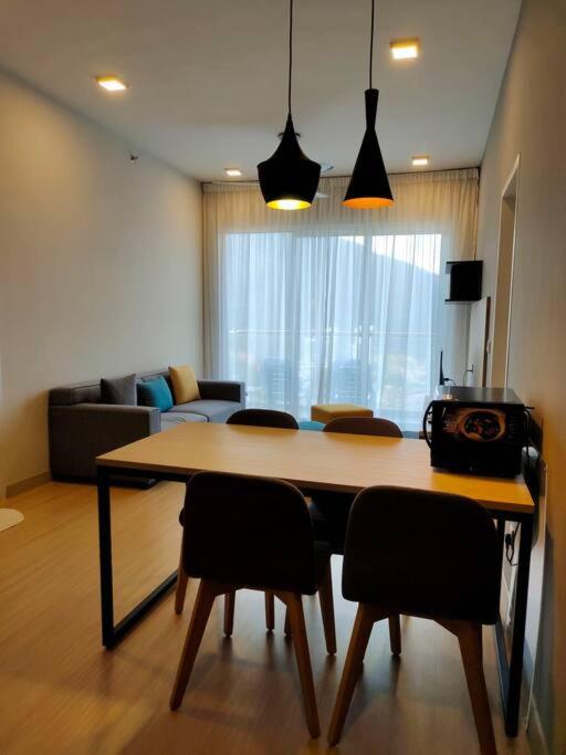 windmill Lovely 2-bedroom condo with free parking photo