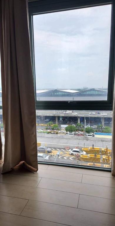 High-Rise Apartment Condo near NAIA Terminal 3 with a Perfect Airport Front-View photo