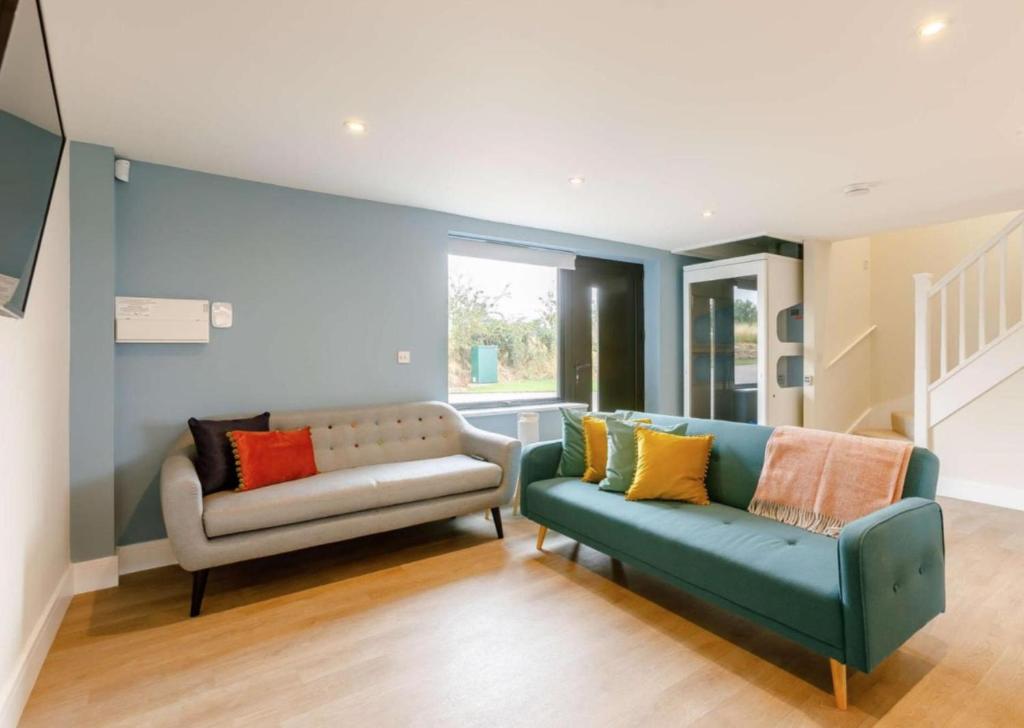 Fawn Cottage- disabled adapted - 3 bed - hot tub, Coughton