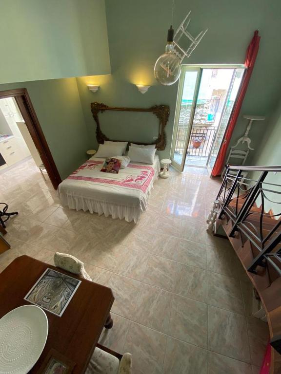 Casa Gioia, tra Palazzo Reale,Lungomare e Monte Echia - 4