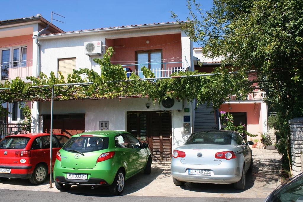 Apartments with a parking space Pula - 6985, Pula
