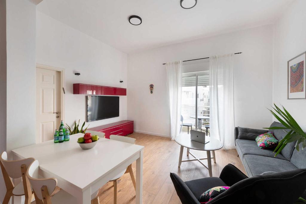 Cozy and Spacious by TLV2RENT, Tel Aviv