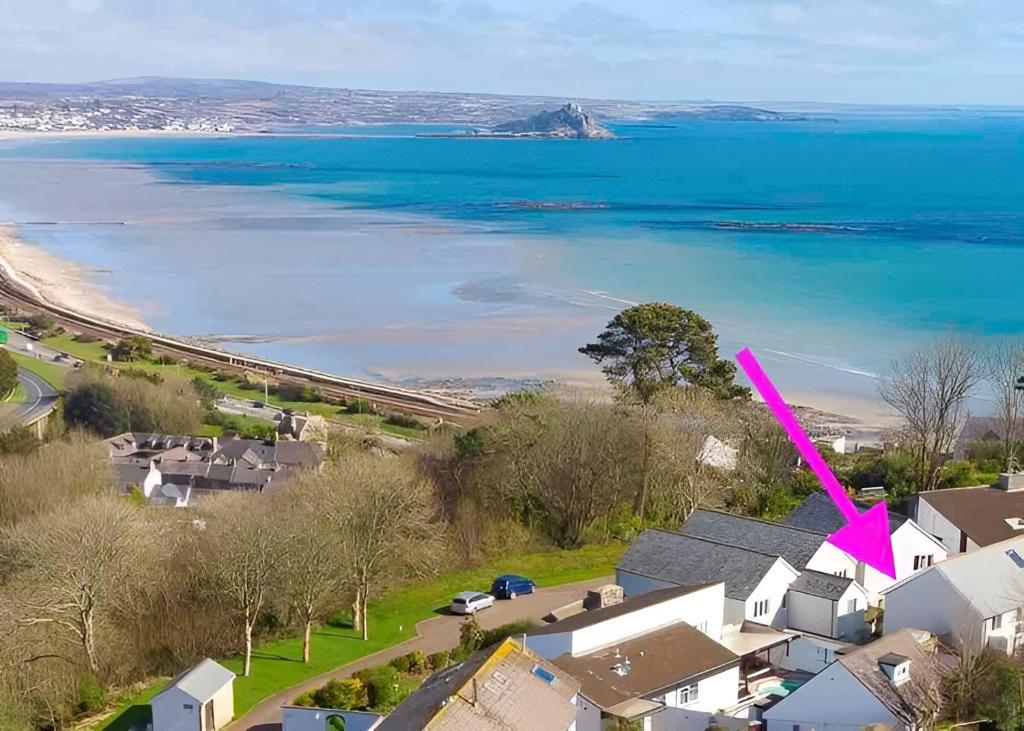 Above the Bay - Enclosed garden apartment with parking, Penzance
