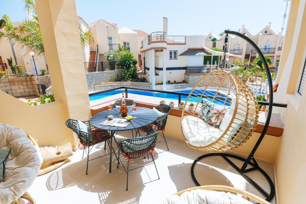 Amazing renovated pool view Apt, Aircon, 2 min to Fañabe Beach, Adeje