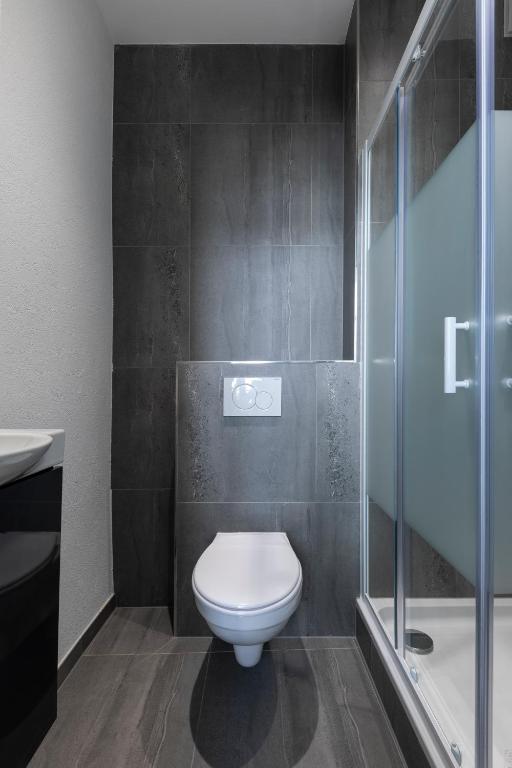 IQS Rooms - Chambre double avec salle de bain photo