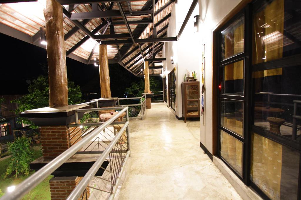 1. 어보브 더 씨 ..