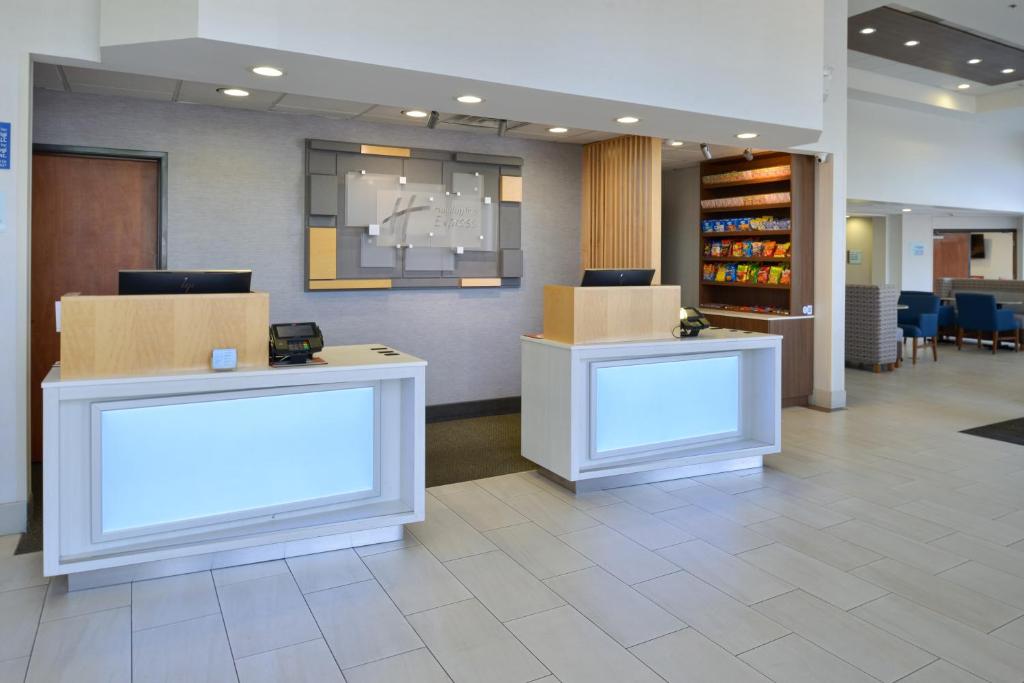 Lobby, Holiday Inn Express Madera By IHG in Madera (CA)