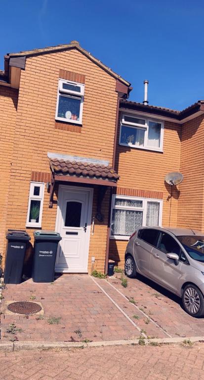 BAMSTIC 2 Bedroom House in Gravesend