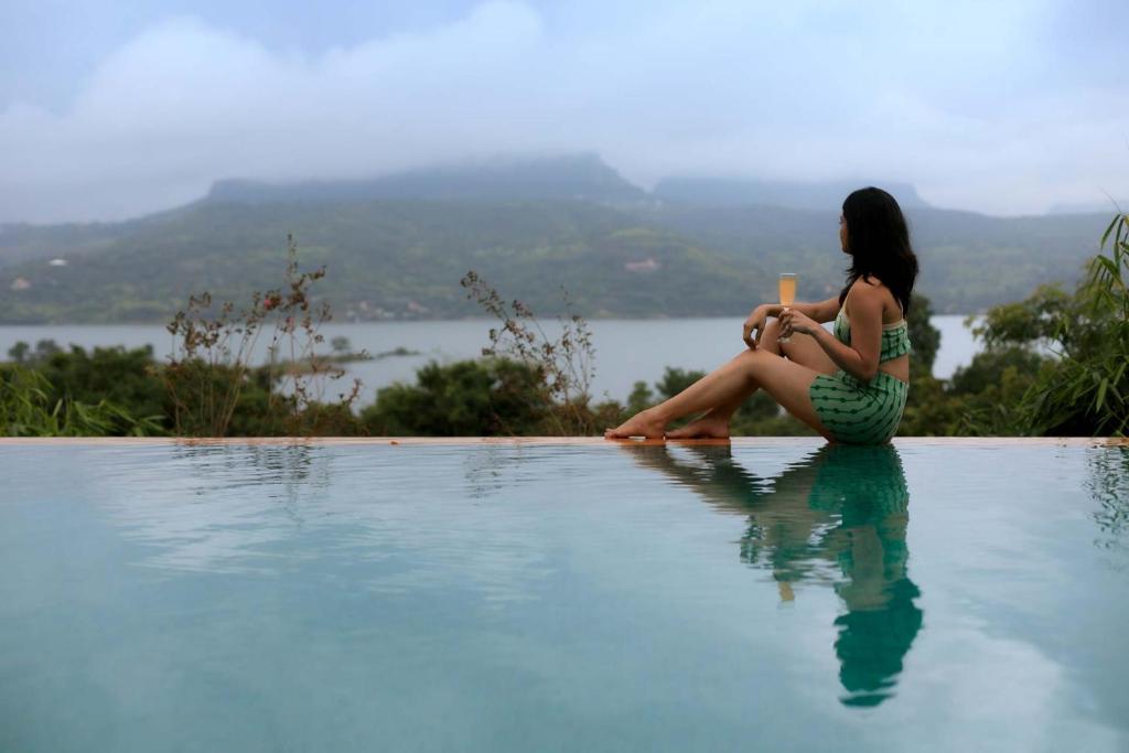 Swimming pool, Mawi Infinitty Villa by StayVista - A lake-view villa with an infinity pool for a luxurious stay in Lonavala