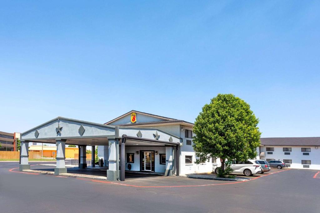 Super 8 By Wyndham Amarillo Central Tx photo