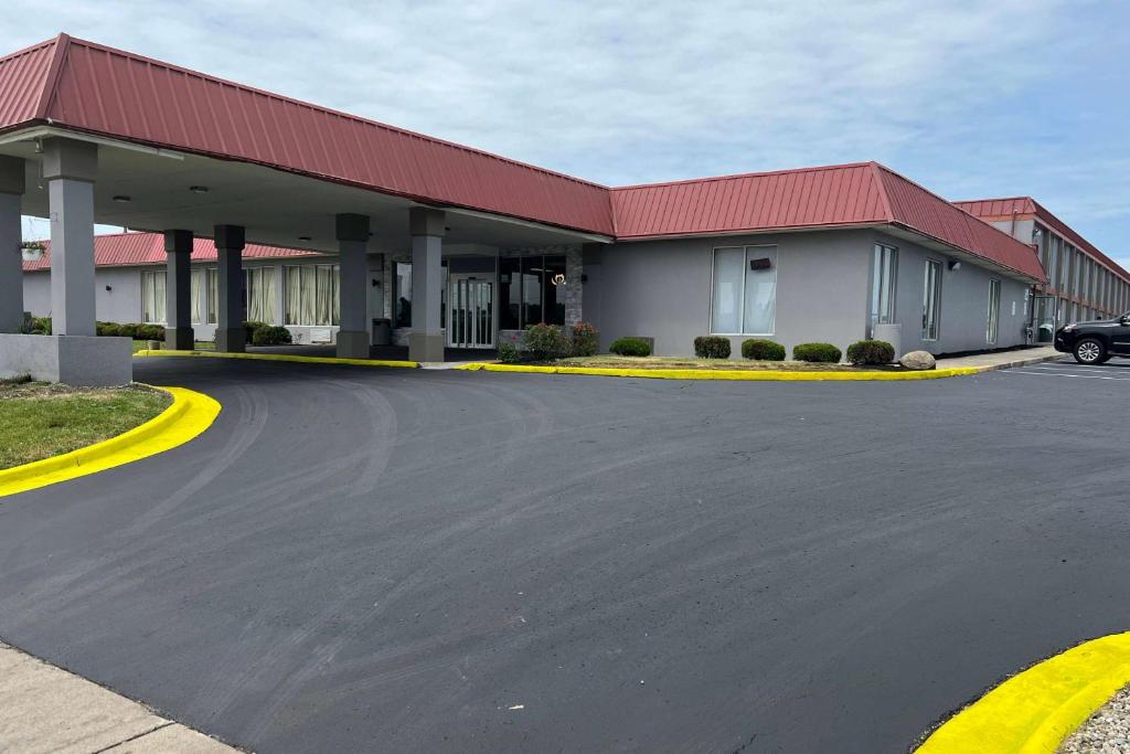 Days Inn & Suites by Wyndham Springfield OH photo