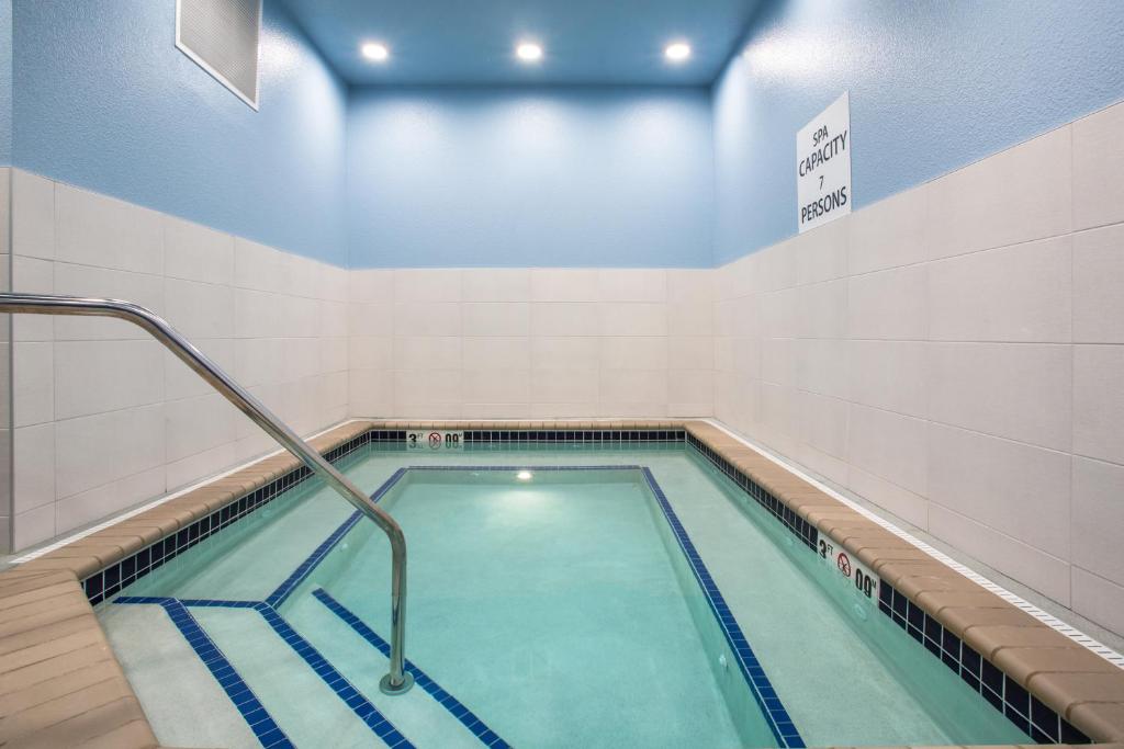 Holiday Inn Express & Suites Rapid City - Rushmore South photo