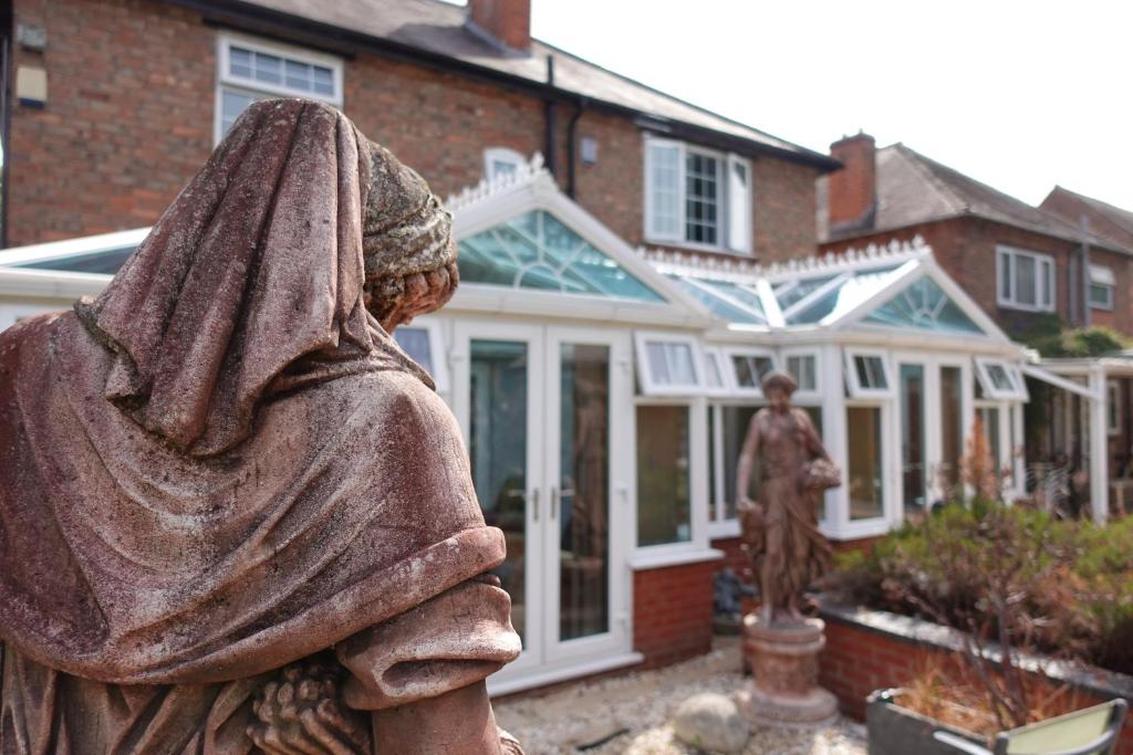 Largee 5 Bed House, NEC, BHX, HS2-Landscaped Gardens, 7 Beds &amp; Parking — Hotel in Birmingham