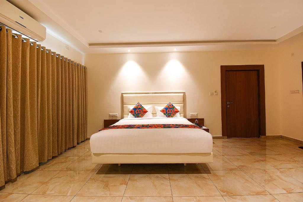 FabHotel High Rise photo
