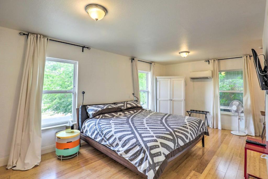 Sun-Lit Studio about 2 Mi to Downtown Austin!, Austin