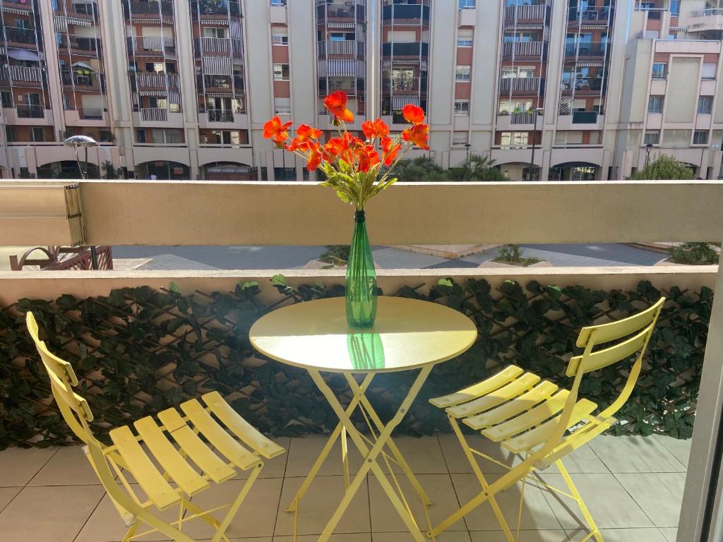 Nice Port , 2BR, 6 Guests, Walk to Beach and Old Town, Nice