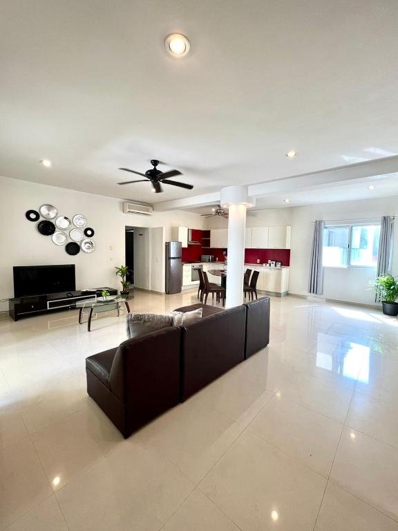 Espacioso departamento a unos metros de Playa mamitas y de la famosa 5ta av - 2