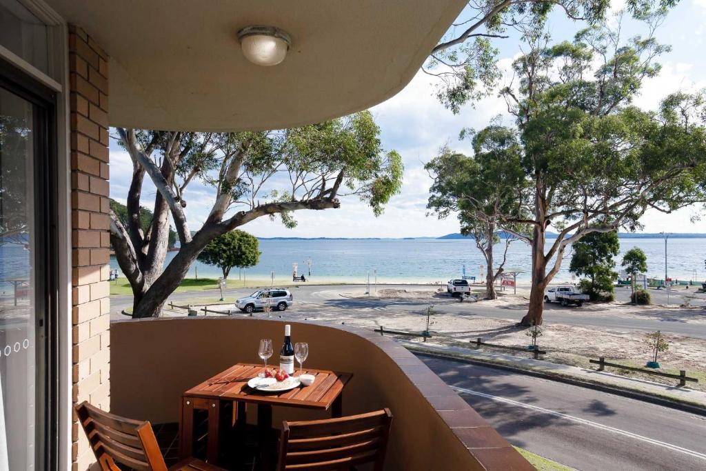 Columbia, 3 12 Columbia Close - large unit with fantastic water views and wifi, Nelson Bay