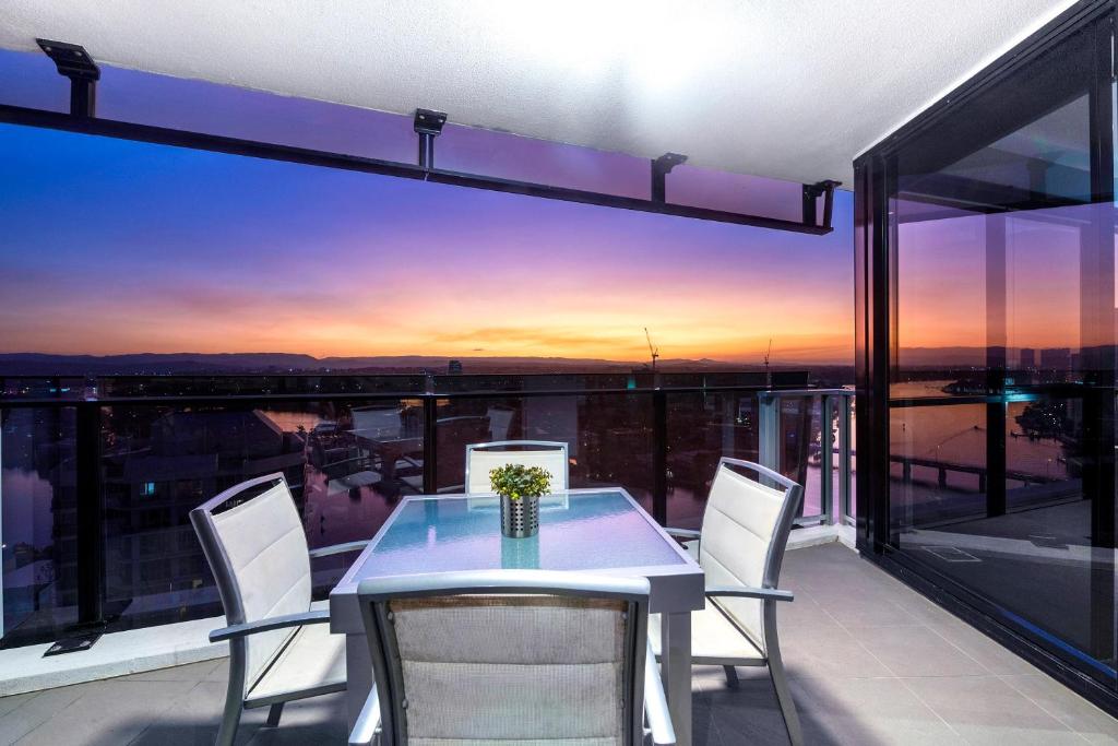 Circle on Cavill - 2 Bedroom Ocean View Units — Hotel in Gold Coast