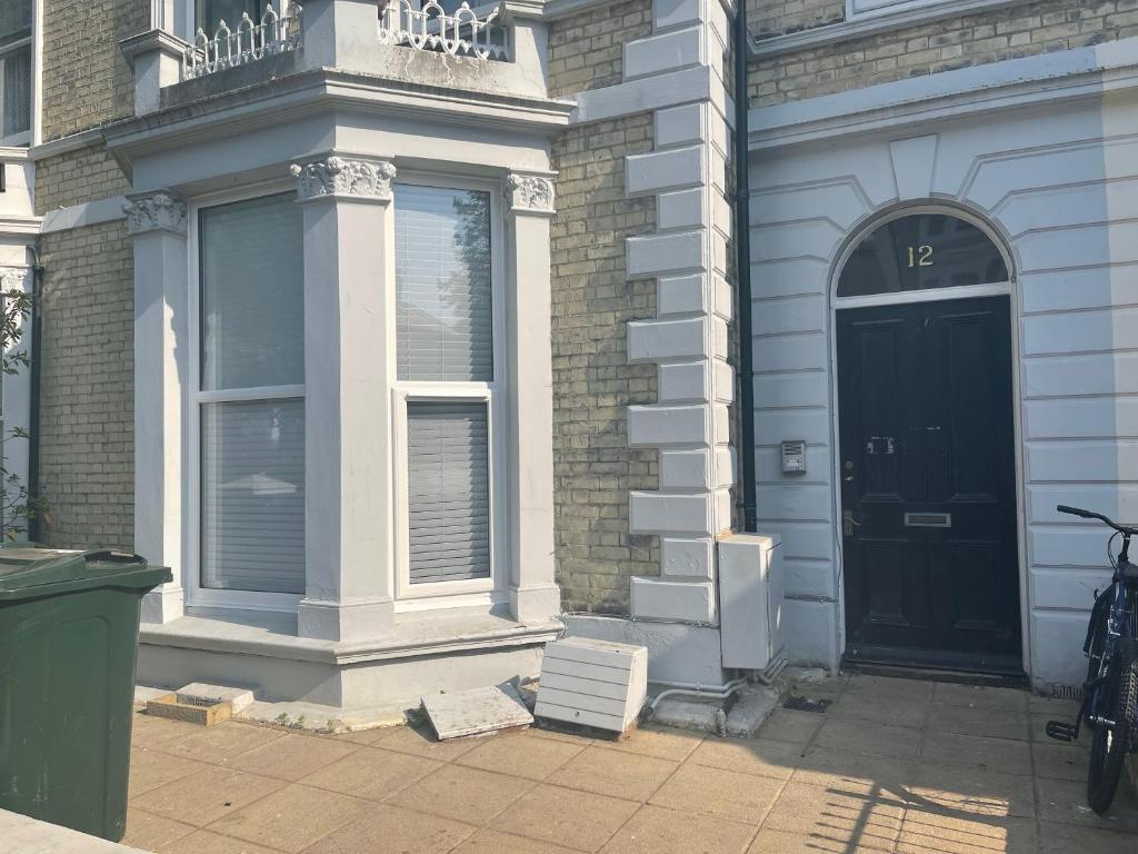 Spacious 2-Bed Sleeps 4 Pets Parking, Eastbourne