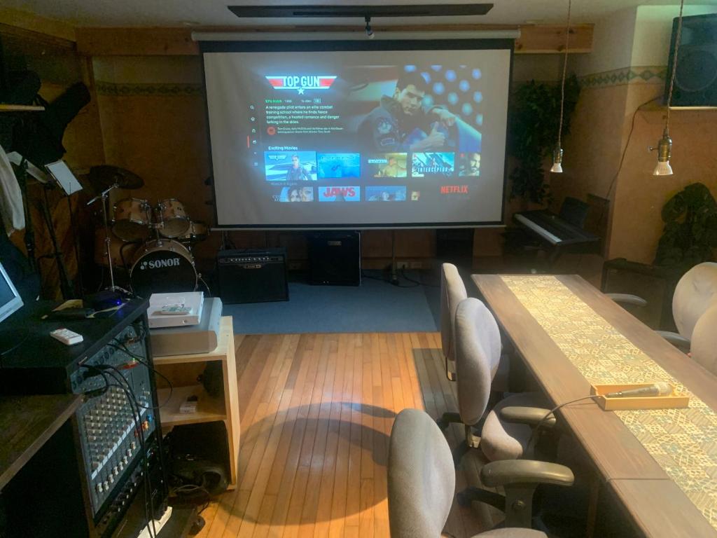 Shared lounge/TV area
