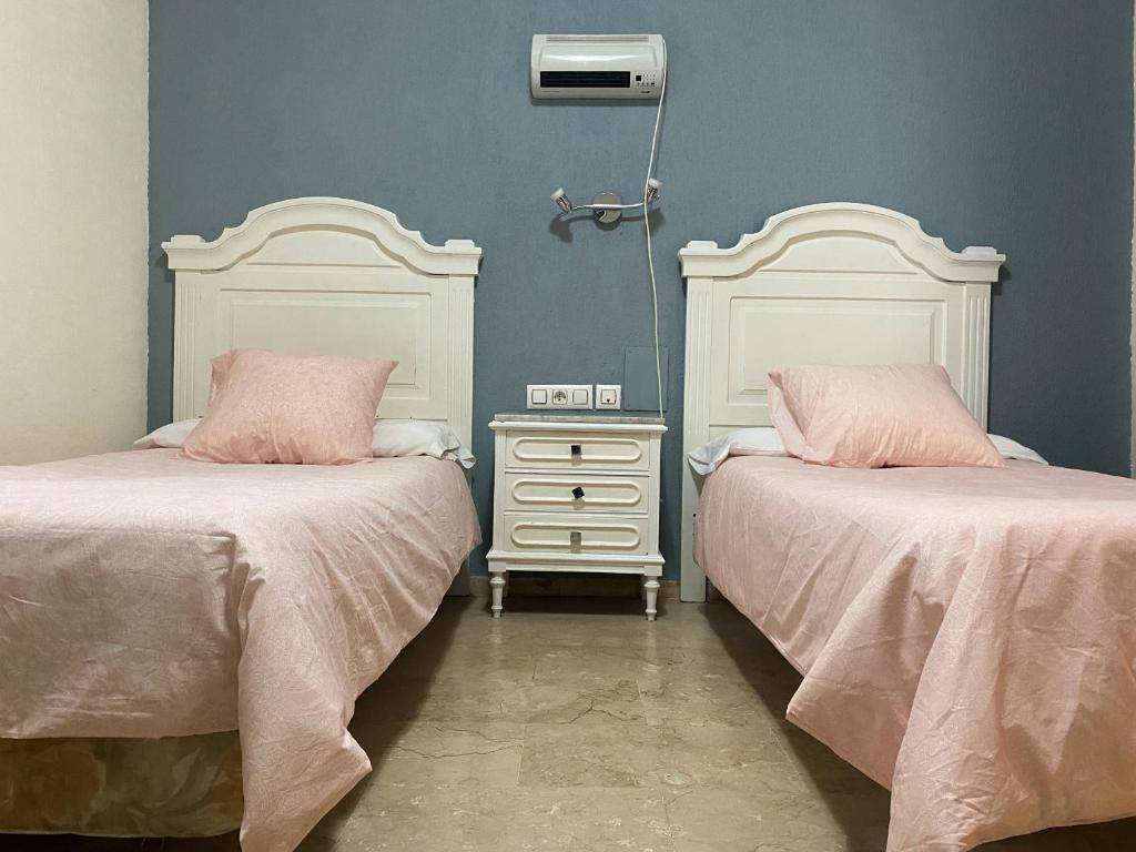 Twin Room with fan and radiator 