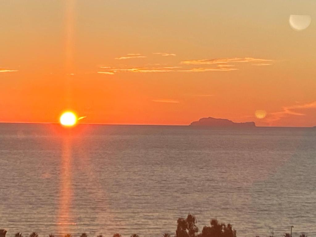 A La Puesta Del Sol - 1