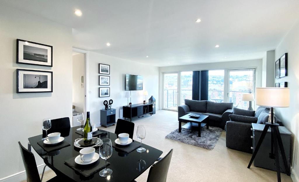 Artistic and luxurious APT with Sea view. Beach side, Swansea