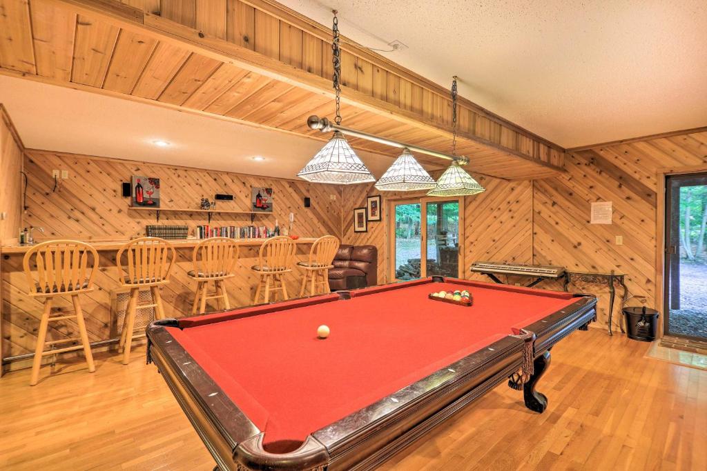 Fire Pit, Indoor Pool Access Big Bass Lake Cabin, Gouldsboro