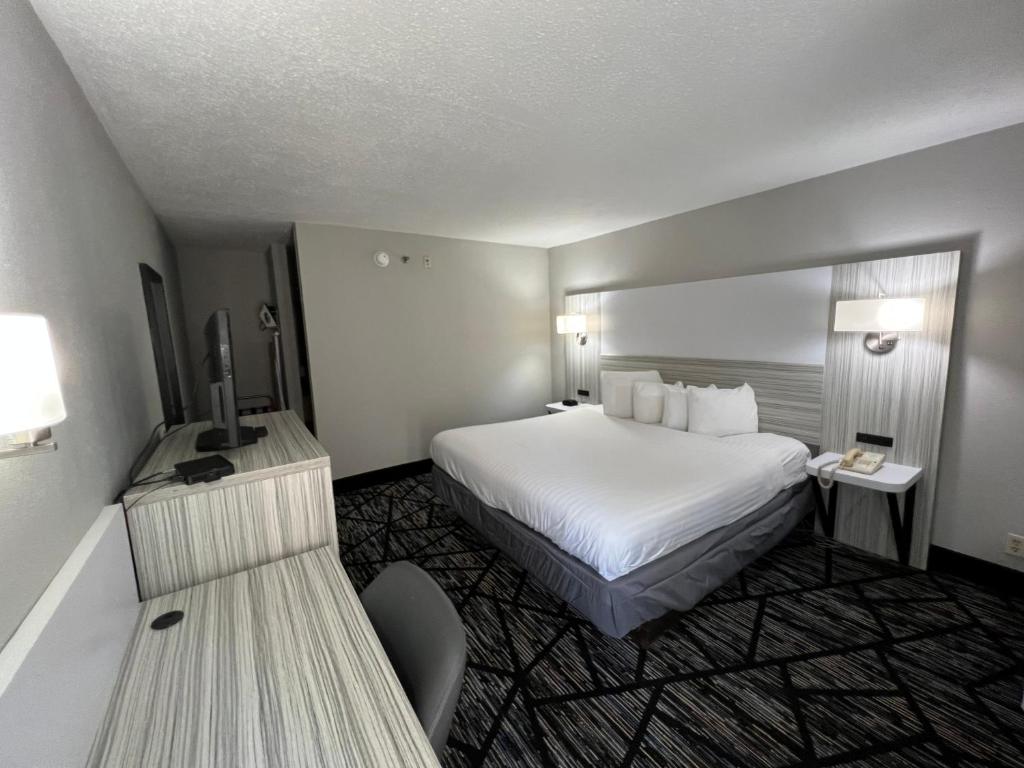 Baymont by Wyndham Peoria photo