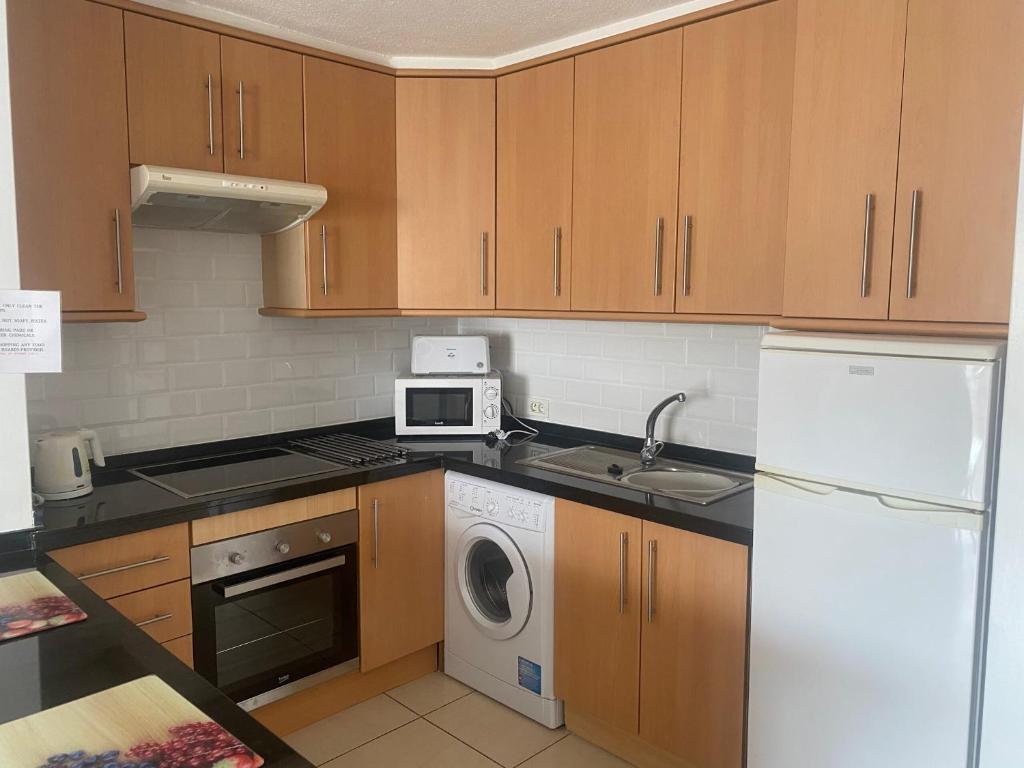 Apart Hotel 1 bed Apartment 6A2, Victoria Court 1, Los Cristianos, Tenerife - 3