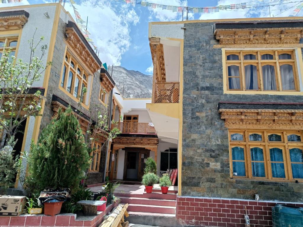 Himalayan Regal House — Hotel in Diskit