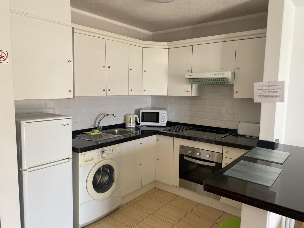 Apart Hotel 1 bed Apartment 7B2, Victoria Court 1, Los Cristianos, Tenerife - 5