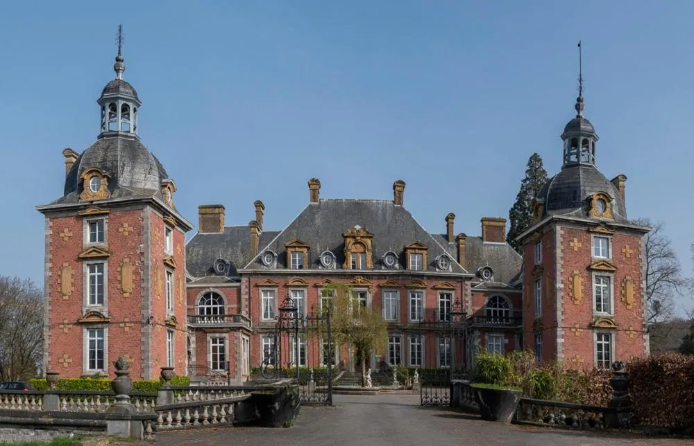 Domaine Du Chateau De La Neuville, hotel in Tihange